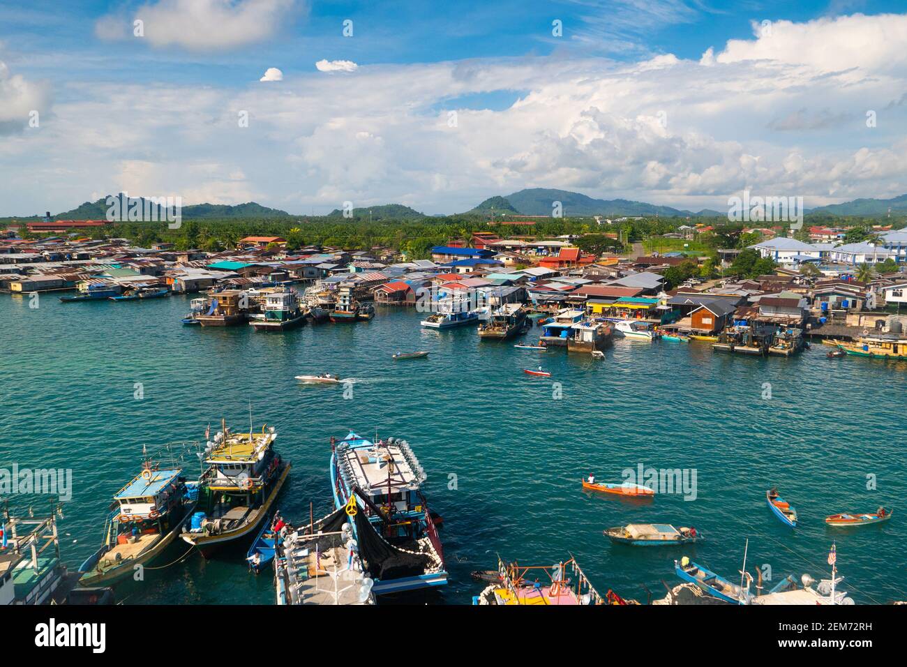 Vista della città di Semporna, Sabah, Malesia. Viaggio in Asia. Villaggio Gipsy nel mare di Sulu. Foto Stock