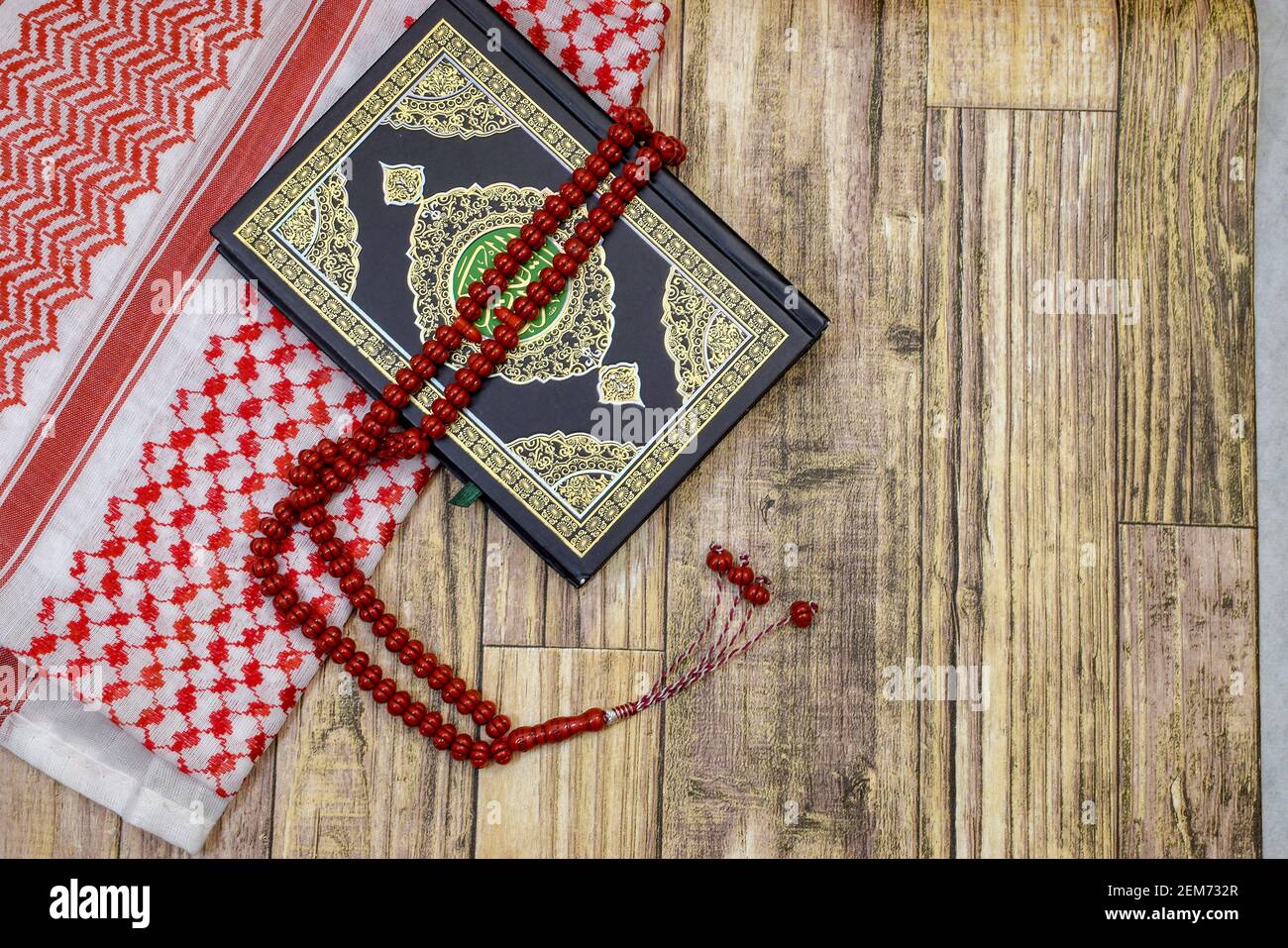 Corano Santo con perle di preghiera e tappeto Foto Stock