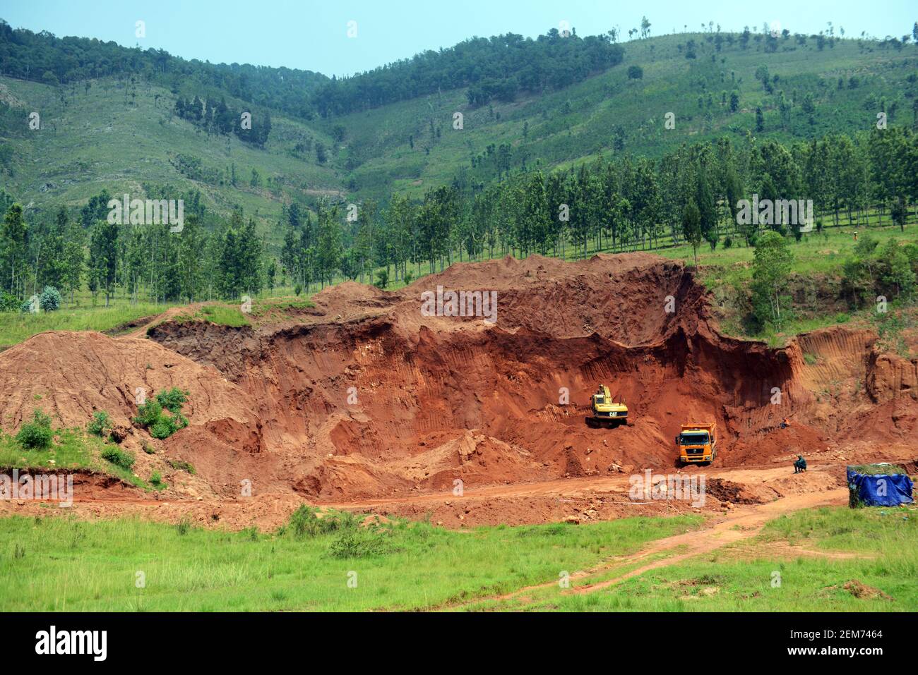 CAT terreno scavatore scavare terreno in Rwanda rurale. Foto Stock