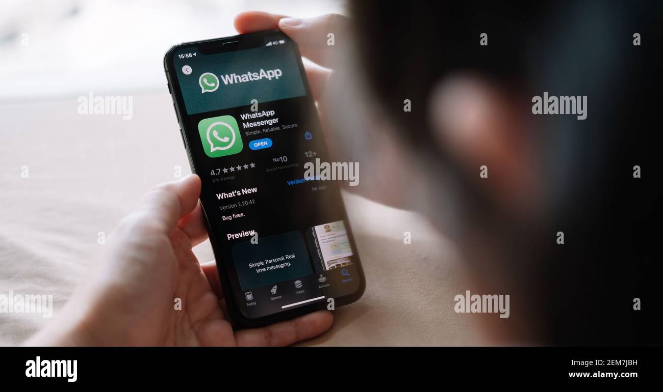 CHIANG mai, THAILANDIA - Apr 18, 2020 : Donna in possesso di un iPhone e aprire appstore ricerca social Internet servizio WhatsApp sullo schermo Foto Stock