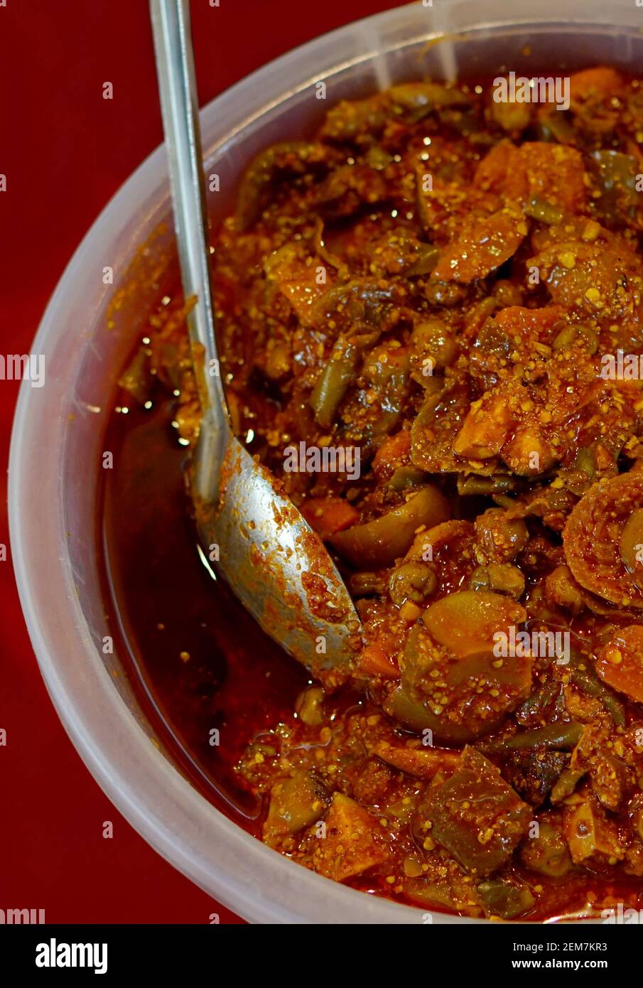 Vista ravvicinata del tradizionale sottaceti di pomodoro con cibo di strada indiano Foto Stock