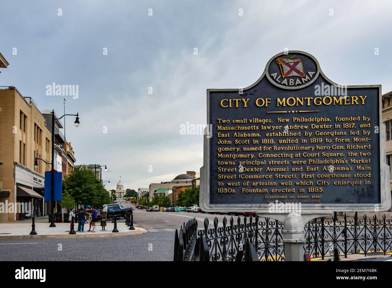 Montgomery, Alabama/USA-27 giugno 2020: Storico marcatore che spiega la storia della città di Montgomery trovato in Court Square con la statua di Rosa Foto Stock