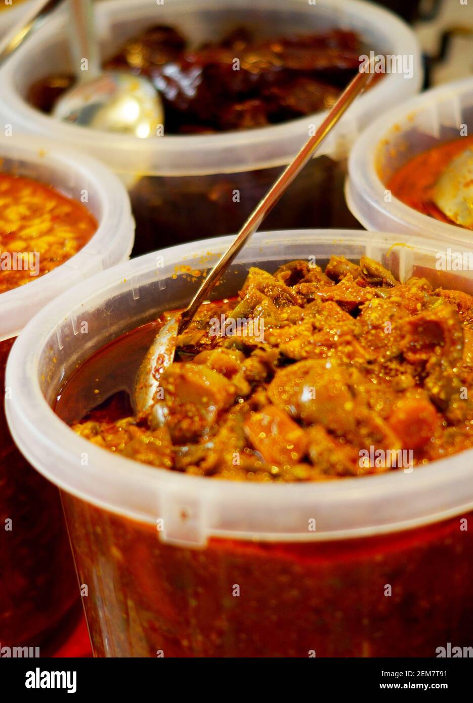 Vista ravvicinata del tradizionale sottaceti di pomodoro con cibo di strada indiano Foto Stock