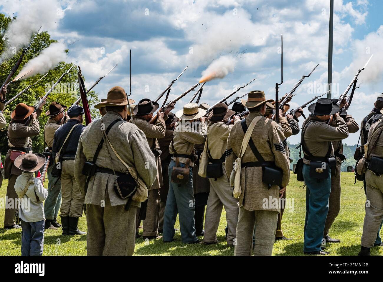 Marbury, Alabama/USA-28 aprile 2018: Un saluto di 21 armi durante una ceremmia in uno dei cimiteri confederati al Confederate Memorial Park. Foto Stock