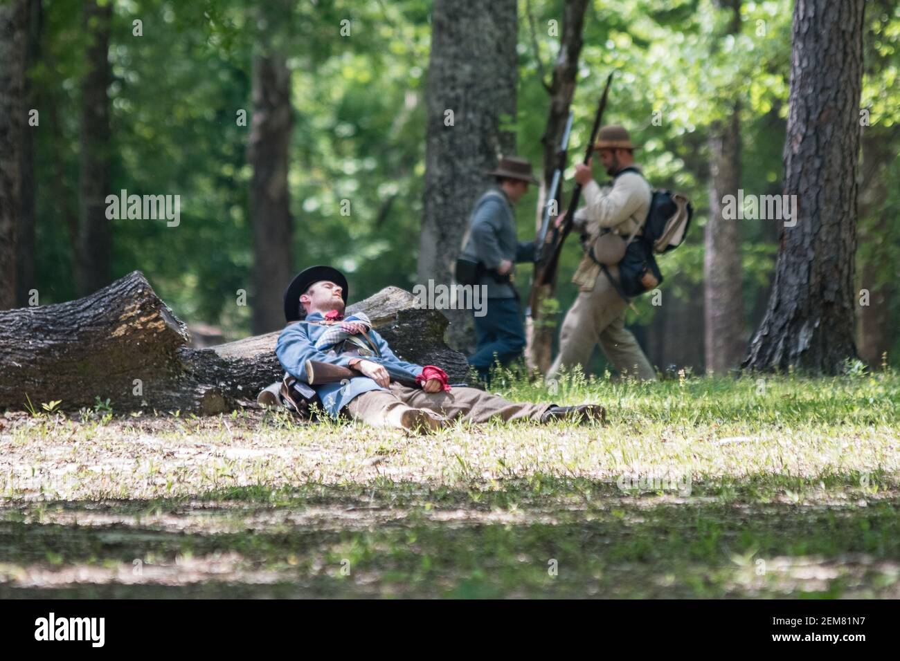 Marbury, Alabama/USA-28 aprile 2018: Un soldato confederato giace morto o ferito mentre la sua unità si ritirava nella battaglia contro il Memoriale confederato Foto Stock