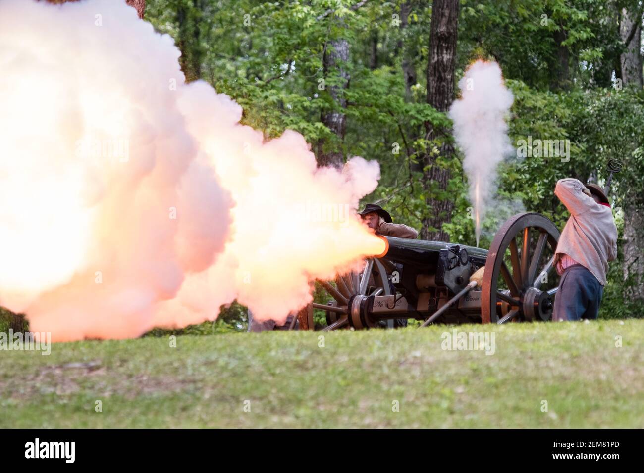 Marbury, Alabama/USA-28 aprile 2018: I reattori confederati sparano il cannone in una massiccia esplosione nella battaglia al Confederate Memorial Park. Foto Stock