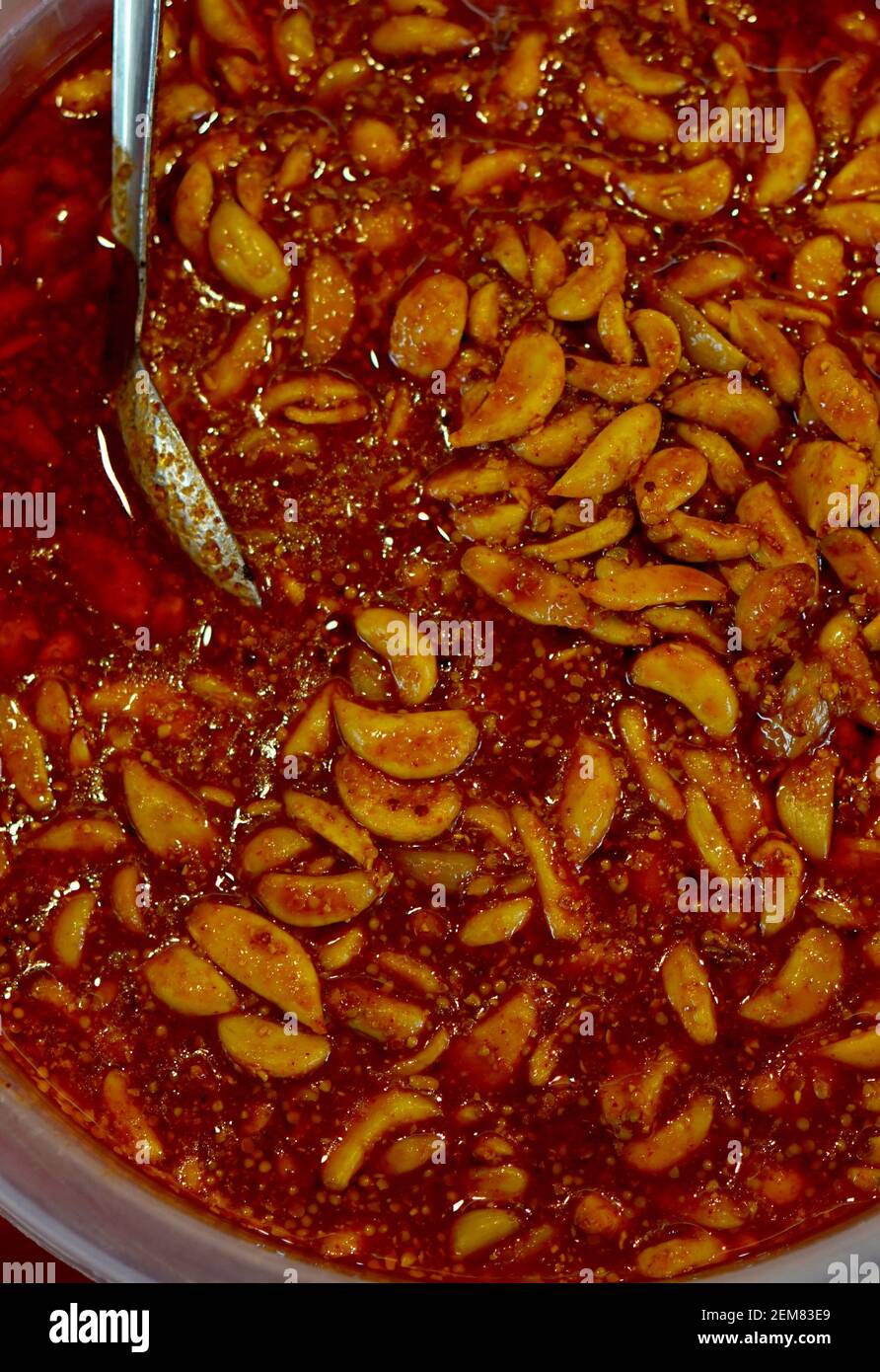 Vista ravvicinata del tradizionale sottaceti all'aglio di Street food indiano Foto Stock