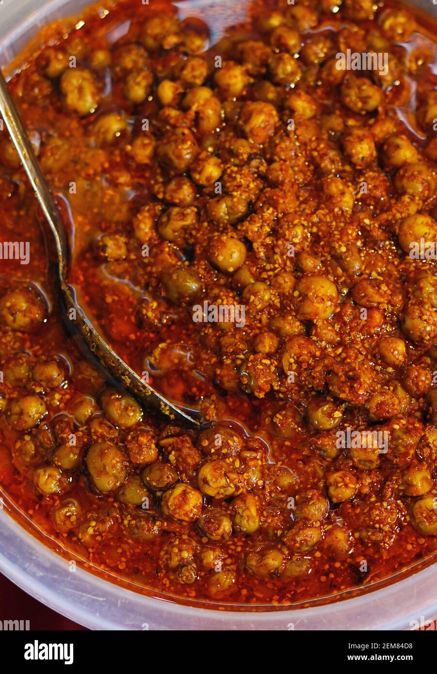 Vista ravvicinata del tradizionale cibo di strada indiano Green Peas sottacle Foto Stock