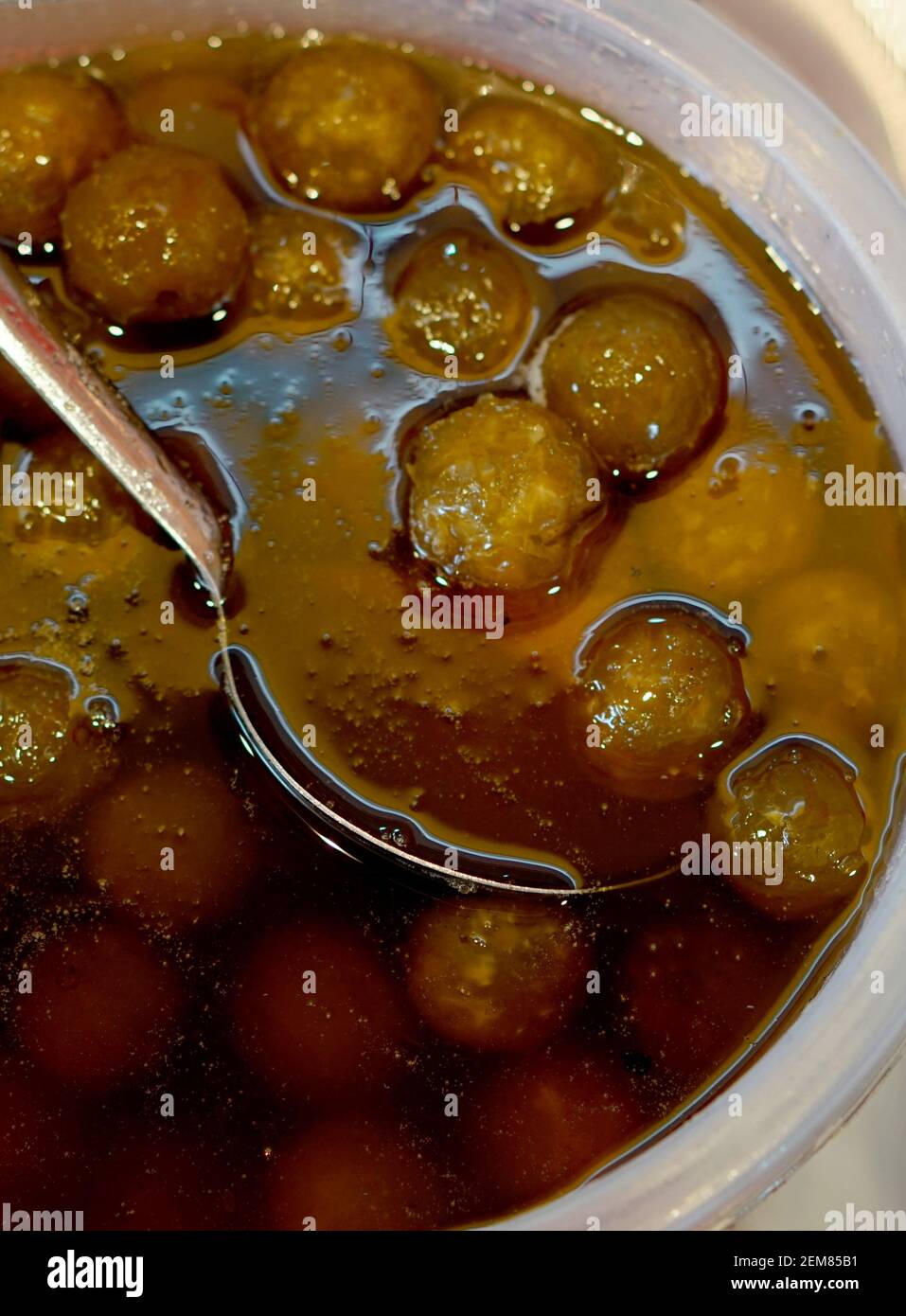 Vista ravvicinata del cibo di strada indiano tradizionale Gooseberry indiano o amla pickle Foto Stock