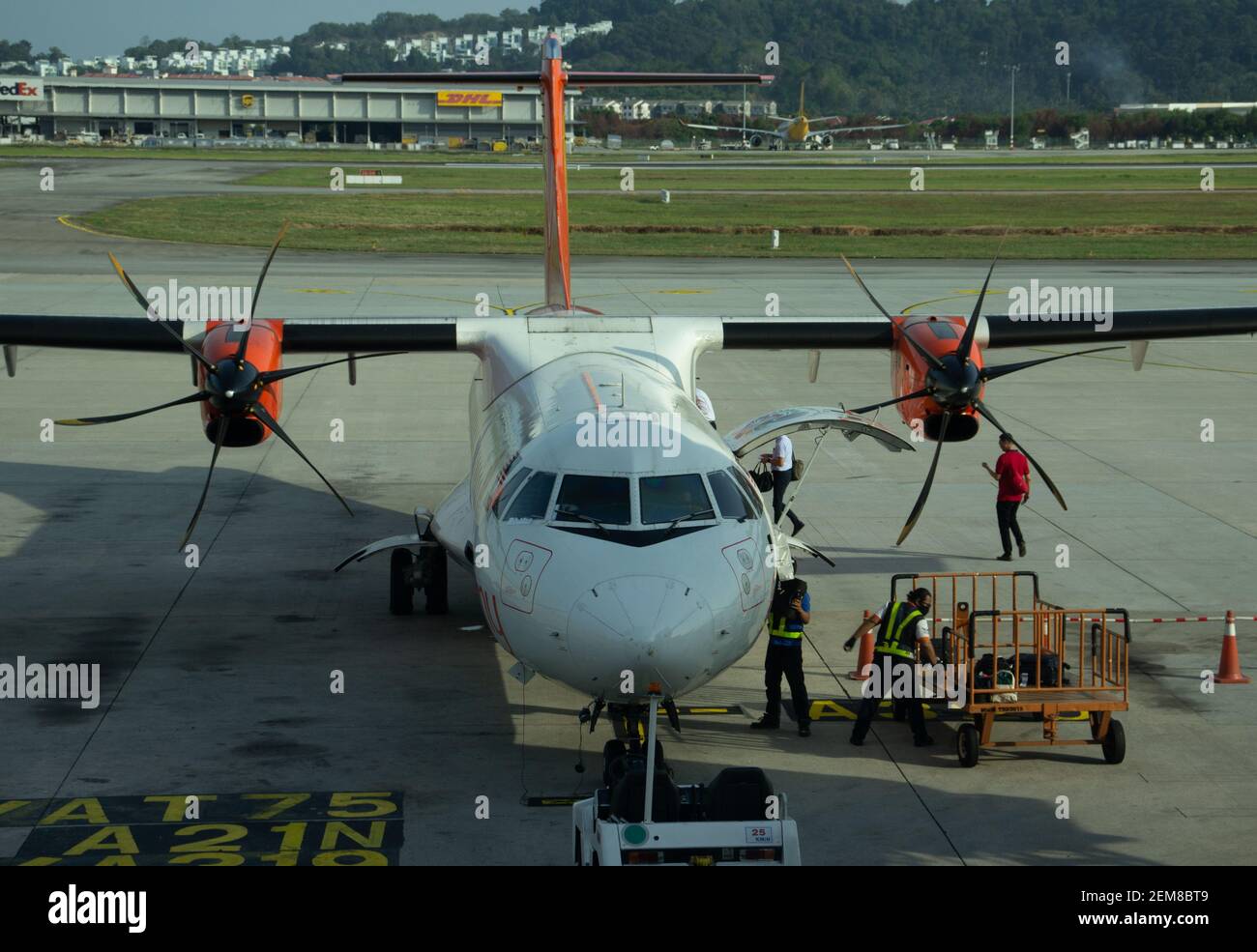 KUALA LUMPUR, MALASIA – 7 FEBBRAIO 2020 caricamento di un aereo turboelica all'aeroporto internazionale di Kuala Lumpur Foto Stock