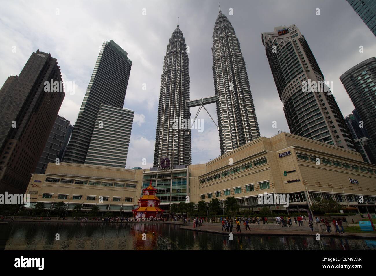 KUALA LUMPUR, MALASIA – 26 GENNAIO 2020 edifici moderni e le Petronas Twin Towers Foto Stock