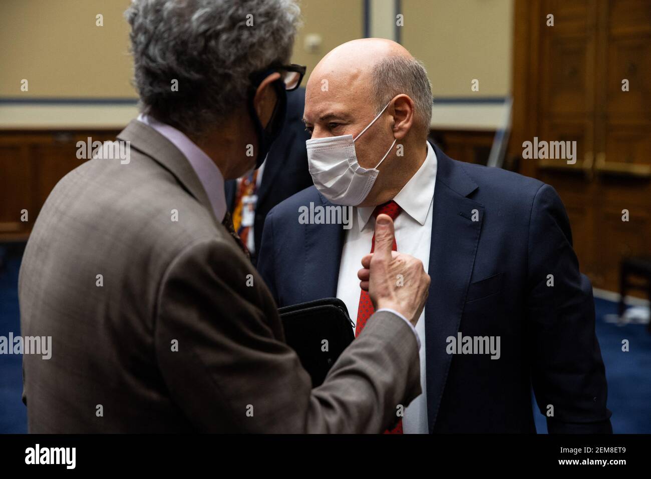 Il Postmaster generale degli Stati Uniti Louis Dejoy parla con il presidente dell'Unione dei lavoratori postali americana Mark Diamondstein, al termine di un'audizione della Camera Committee on Oversight and Reform sulle proposte legislative per porre il servizio postale americano su una base finanziaria sostenibile. Mercoledì 24 febbraio 2021 su Capitol Hill a Washington, DC, USA. Foto di Graeme Jennings/piscina/ABACAPRESS.COM Foto Stock