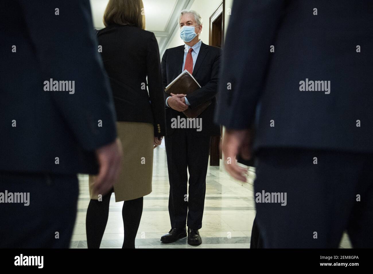 William Burns, a destra, candidato per il direttore dell'Agenzia di intelligenza centrale, è visto dopo la conclusione del suo senato Select Intelligence Committee conferma audizione in Russell Senato Ufficio edificio a Capitol Hill a Washington, DC, USA Mercoledì, 24 febbraio 2021. Foto di Tom Williams/Pool/ABACAPRESS.COM Foto Stock