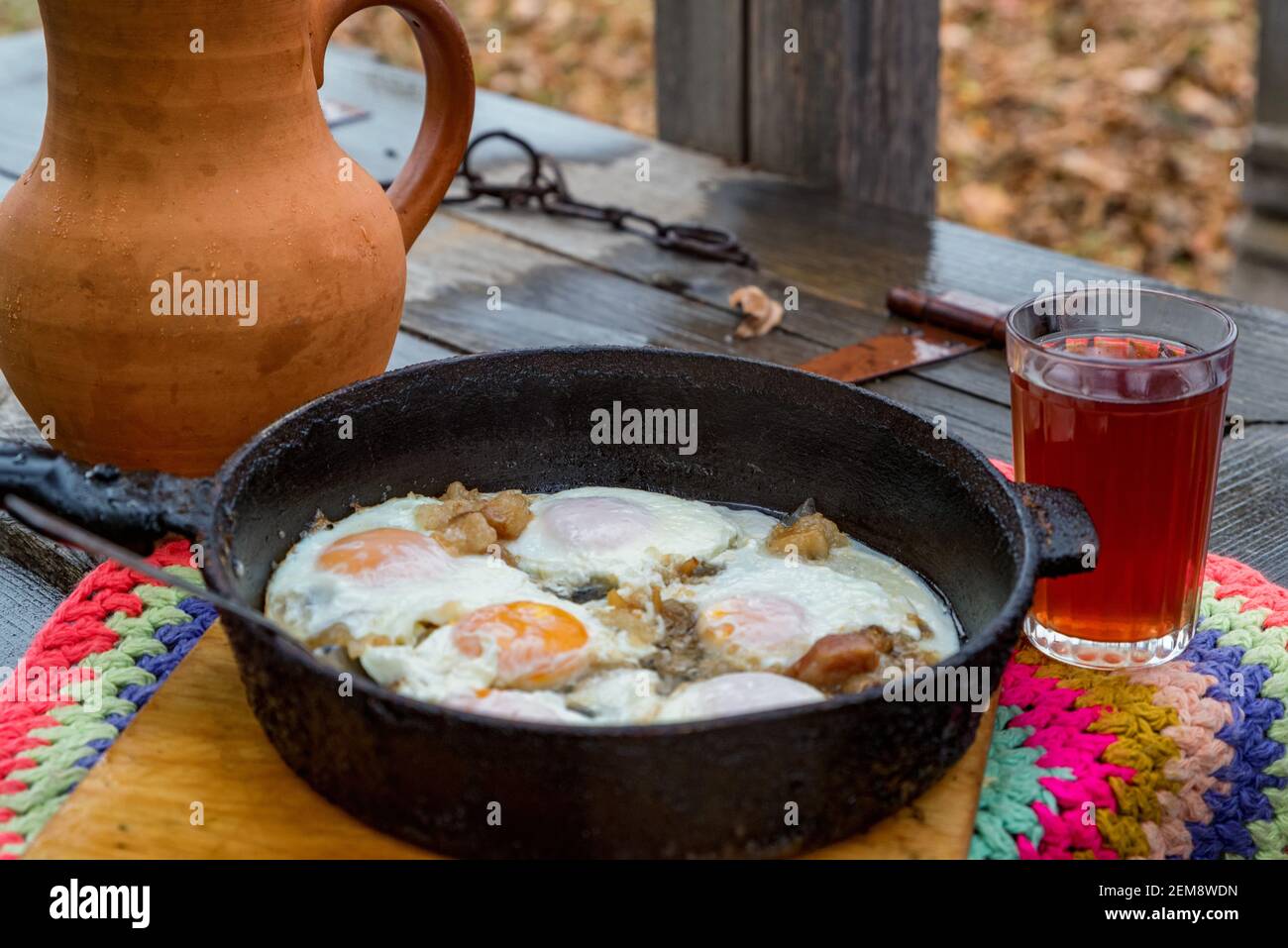 Vista ravvicinata delle tradizionali cossacs pasto uova fritte serviti con salo e uzvar Foto Stock