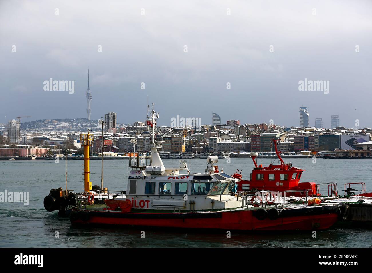 Barca costiera di sicurezza a Bosforo stretto contro lo skyline della città al tramonto, Istanbul Foto Stock