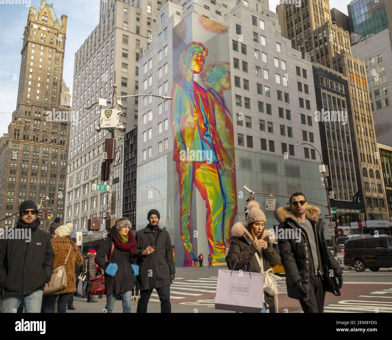 Un'installazione di 12 piani che promuove la nuova collezione di Virgil  Abloh decora e domina l'esterno del negozio Louis Vuitton sulla Fifth  Avenue a New York, visto sabato 12 gennaio 2019. La
