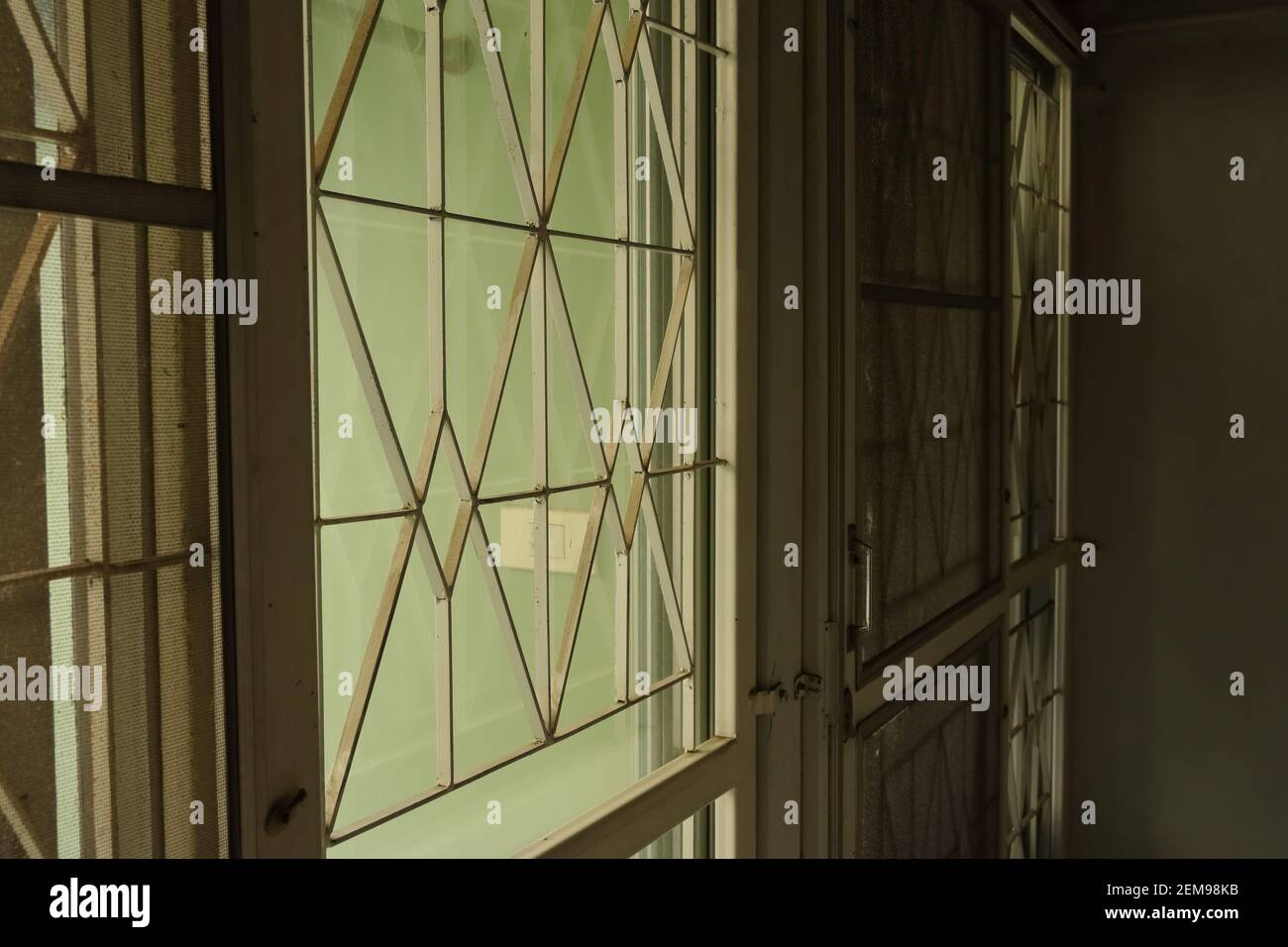 Trascurato ferro battuto sporco della porta dello schermo, fuoco selettivo Foto Stock