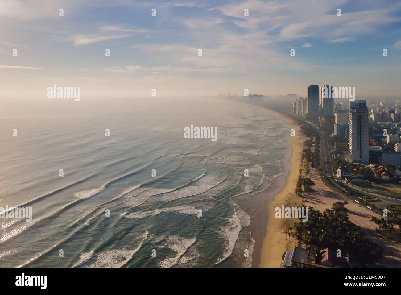 Bella spiaggia di My Khe dal drone a da Nang, Vietnam, strada e gli edifici vicino alla spiaggia centrale e il mare. Foto da un drone Foto Stock