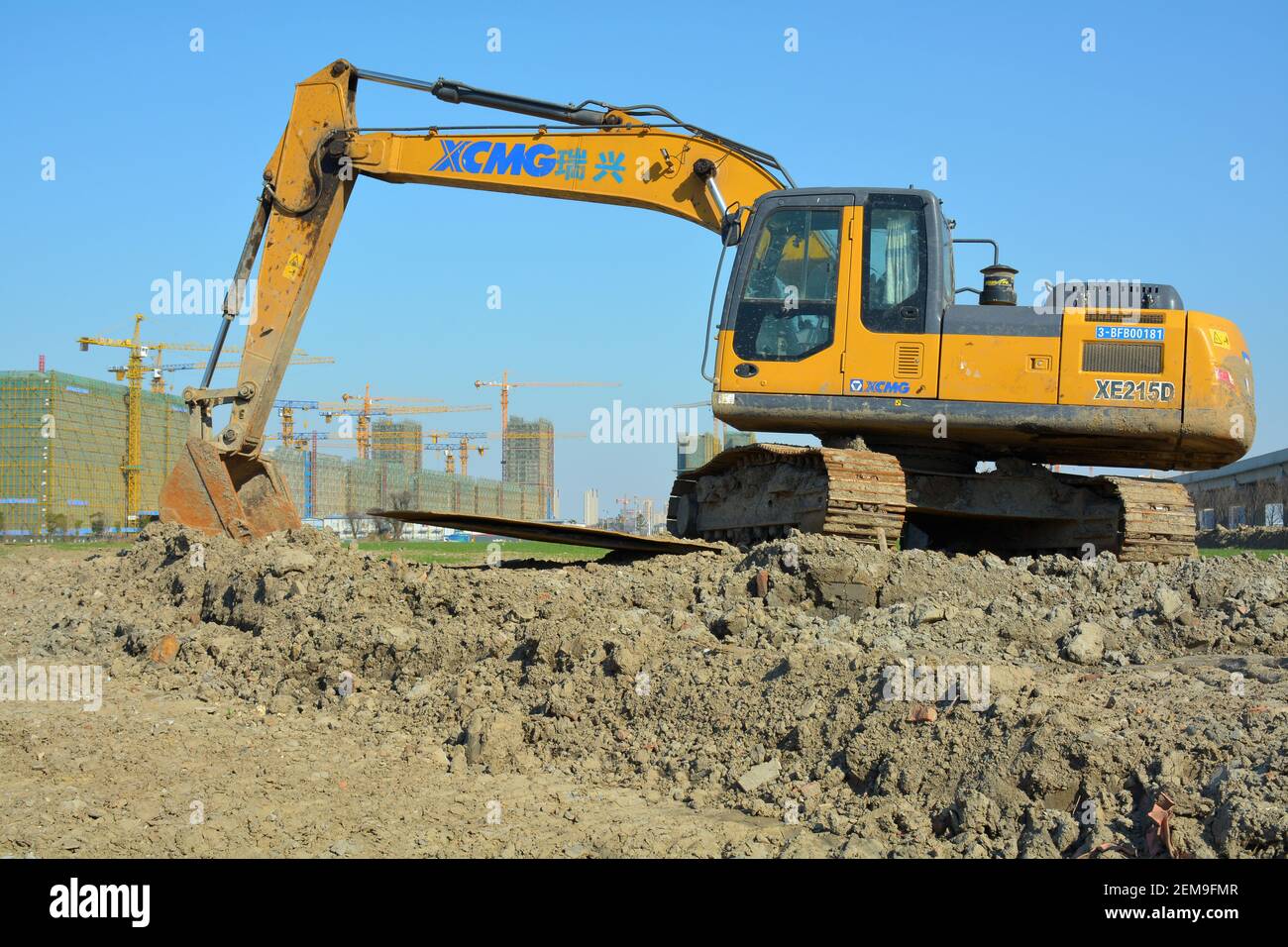 Digger meccanico giallo su un cantiere cinese nella città di Jiaxing, provincia di Zhejiang. Foto Stock