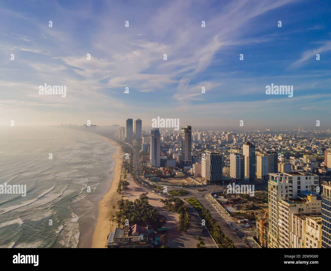 Bella spiaggia di My Khe dal drone a da Nang, Vietnam, strada e gli edifici vicino alla spiaggia centrale e il mare. Foto da un drone Foto Stock