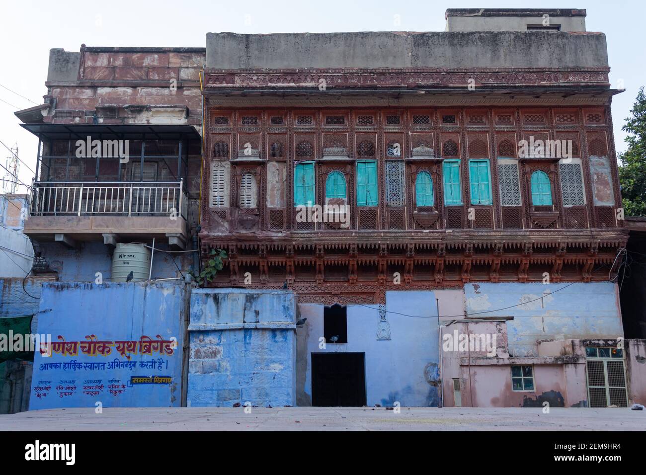 Pareti bianche blu e porte dipinte di vecchia casa di jodhpur città, jodhpur, Rajasthan, India. Foto Stock
