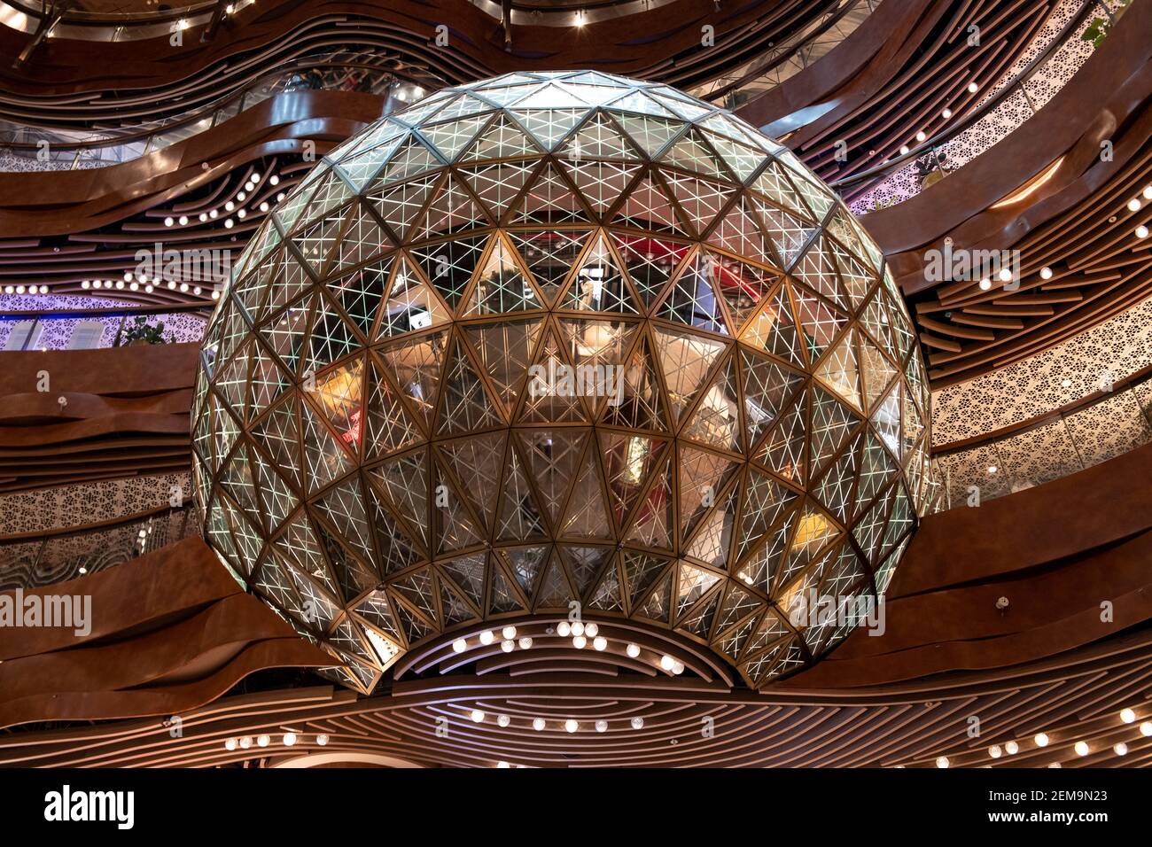 Hong Kong, Cina: 18 ottobre 2020. Teatro dell'Opera di K11 MUSEA, con la sfera d'oro progettata da KPF: Un enorme centrocamera sferica e Oculus in Vic Foto Stock