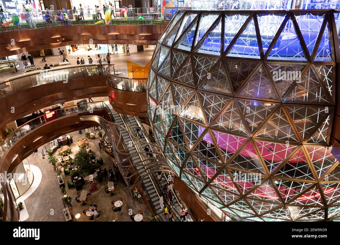 Hong Kong, Cina: 18 ottobre 2020. Teatro dell'Opera di K11 MUSEA, con la sfera d'oro progettata da KPF: Un enorme centrocamera sferica e Oculus in Vic Foto Stock