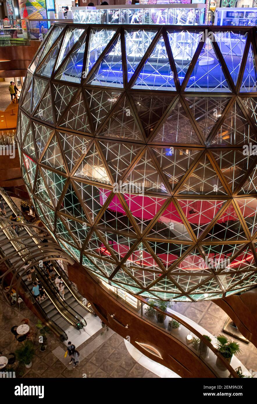 Hong Kong, Cina: 18 ottobre 2020. Teatro dell'Opera di K11 MUSEA, con la sfera d'oro progettata da KPF: Un enorme centrocamera sferica e Oculus in Vic Foto Stock
