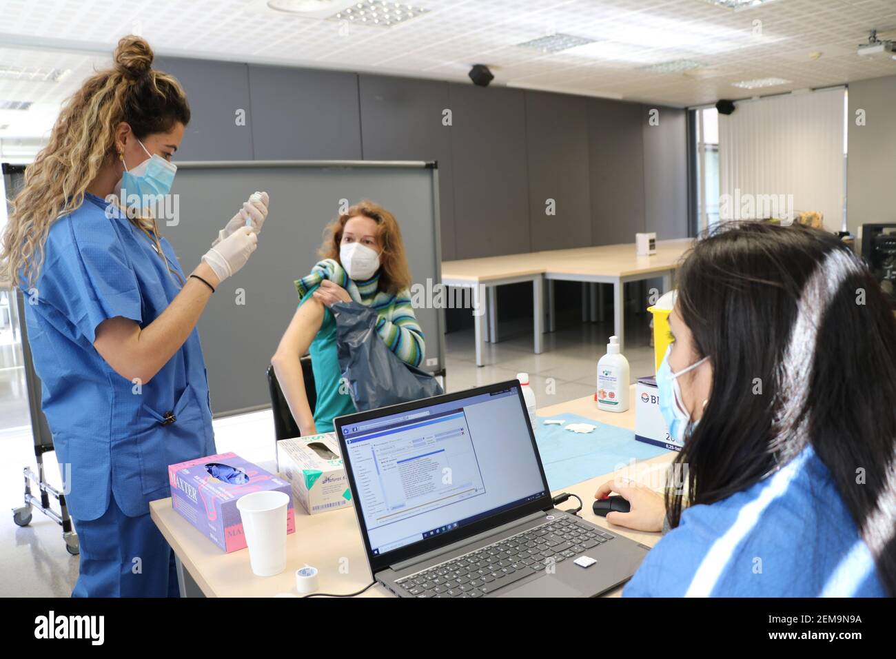 Barcellona. 24 Feb 2021. Un medico si prepara a somministrare una dose di vaccino COVID-19 alla Facoltà di Geografia e Storia dell'Università di Barcellona, in Spagna, il 24 febbraio 2021. La campagna di vaccinazione per il personale educativo in Catalogna è iniziata questa settimana. Credit: Ismael Peracaula/Xinhua/Alamy Live News Foto Stock