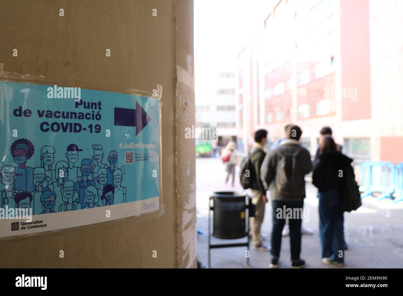 Barcellona. 24 Feb 2021. Foto scattata il 24 febbraio 2021 mostra un punto di vaccinazione COVID-19 presso la Facoltà di Geografia e Storia dell'Università di Barcellona, in Spagna. La campagna di vaccinazione per il personale educativo in Catalogna è iniziata questa settimana. Credit: Ismael Peracaula/Xinhua/Alamy Live News Foto Stock