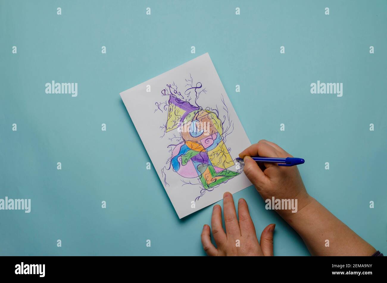 Salute mentale, un metodo moderno di terapia artistica, Neurogaphics. Le mani di una donna adulta disegnano un disegno astratto multicolore su un foglio bianco di pa Foto Stock