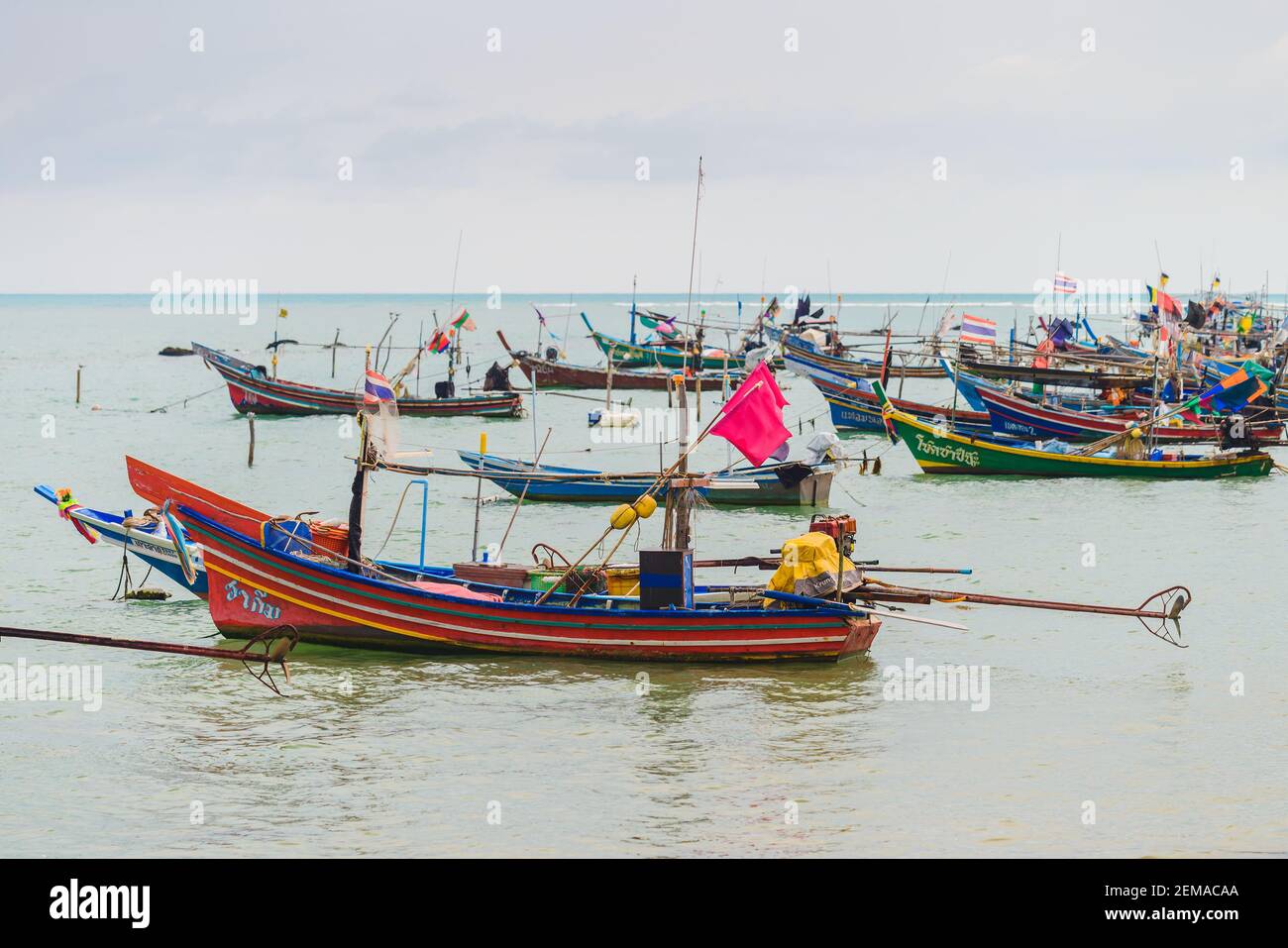 Koh Samui, Thailandia - 2 gennaio 2020: Barche da pesca a coda lunga attraccate vicino alla spiaggia di Thong Krut in un giorno Foto Stock