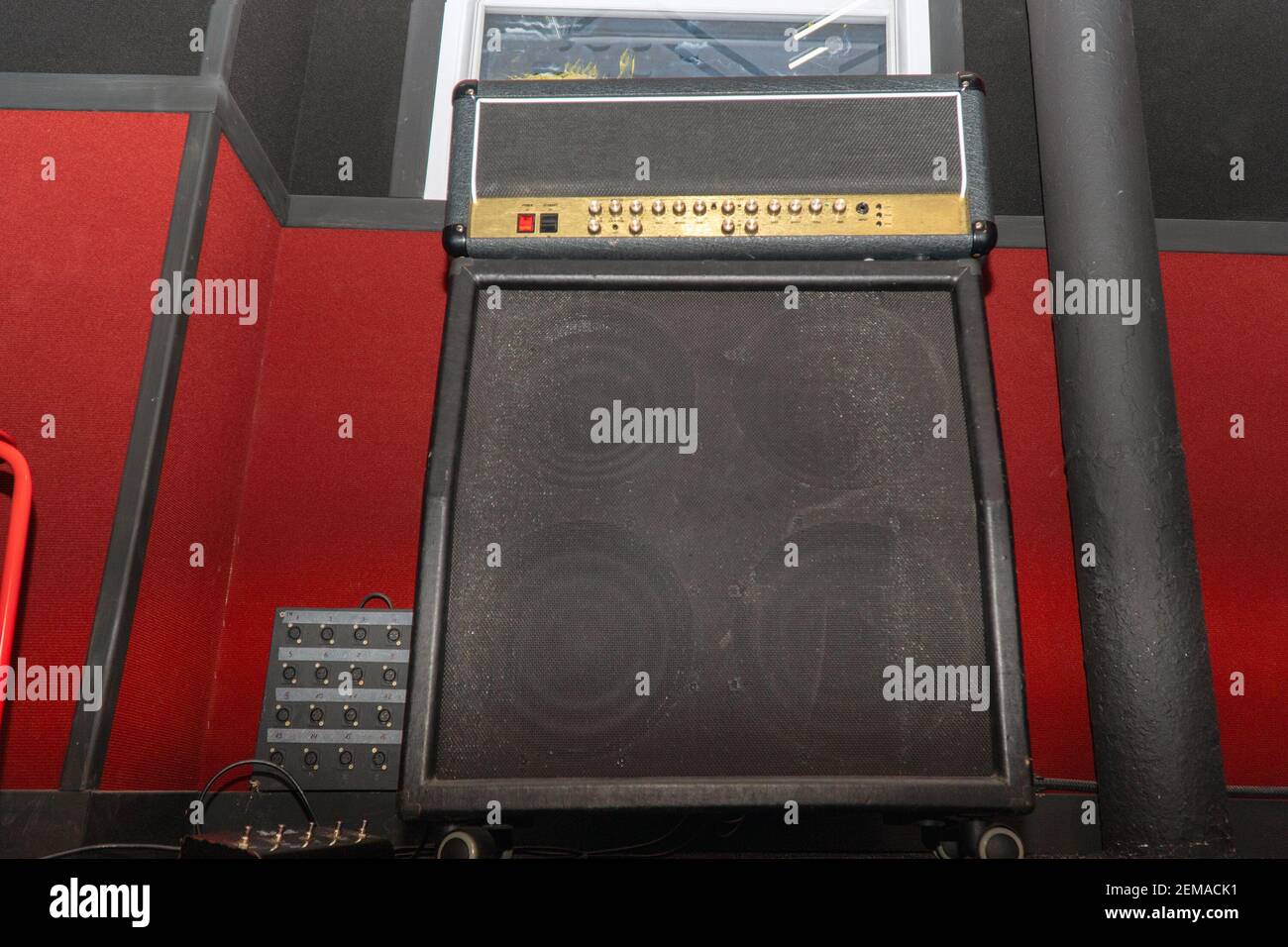 Amplificatore per chitarra con cabinet per altoparlanti. Stack di chitarra. Messa a fuoco morbida Foto Stock