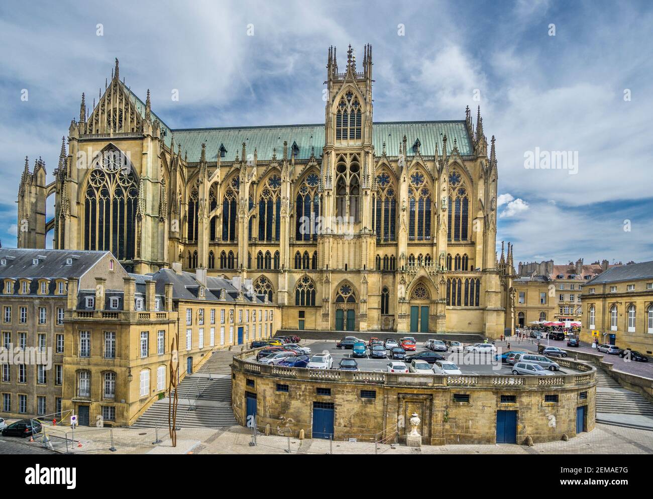 Vista della Torre del Capitolo e l'enorme navata della cattedrale di Metz da Place de Chambre, Metz, Lorena, dipartimento della Mosella, regione del Grand Est, Francia Foto Stock