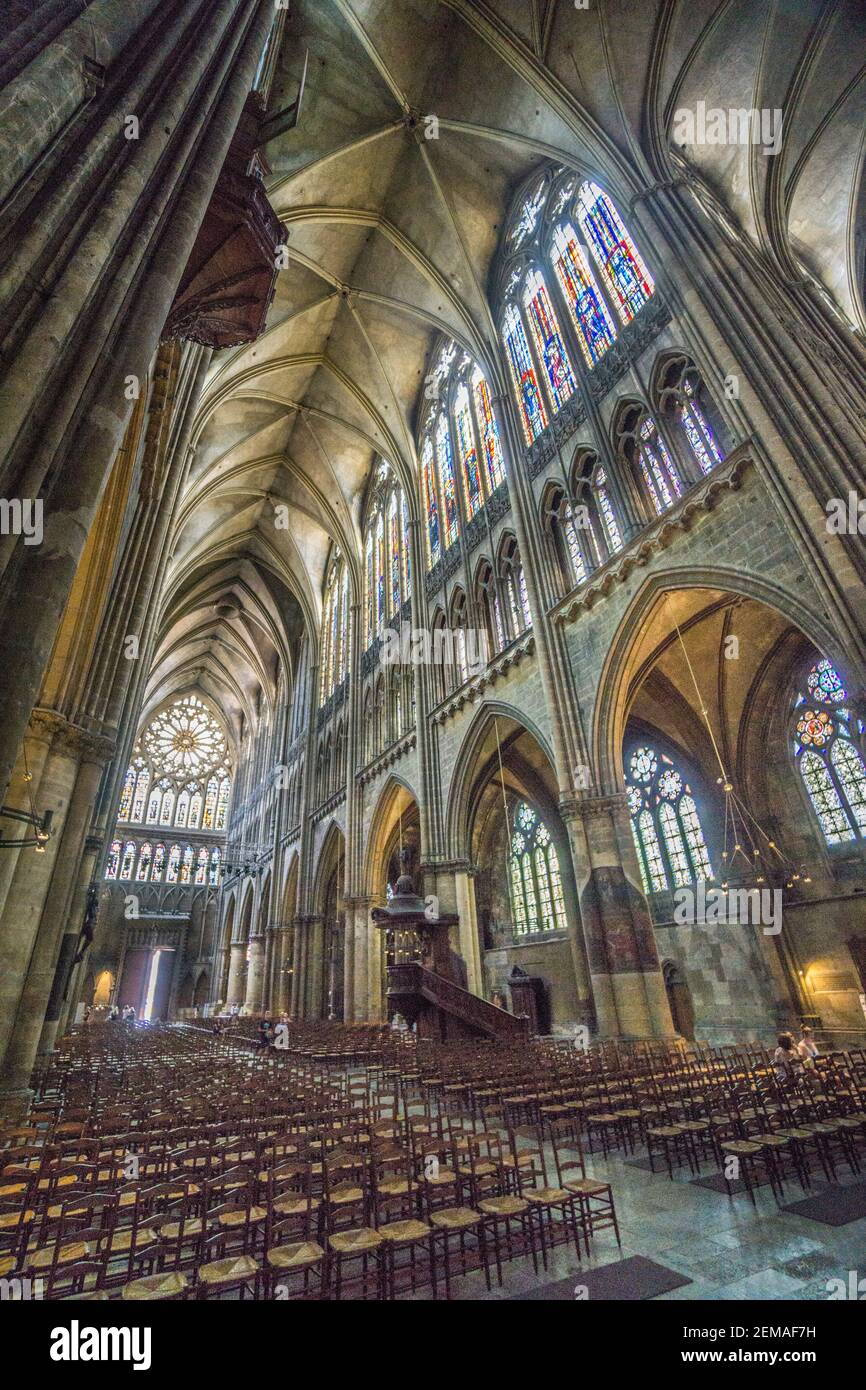 Interno della cattedrale di Metz con antiche vetrate, Lorena, dipartimento della Mosella, regione Grand Est, Francia Foto Stock