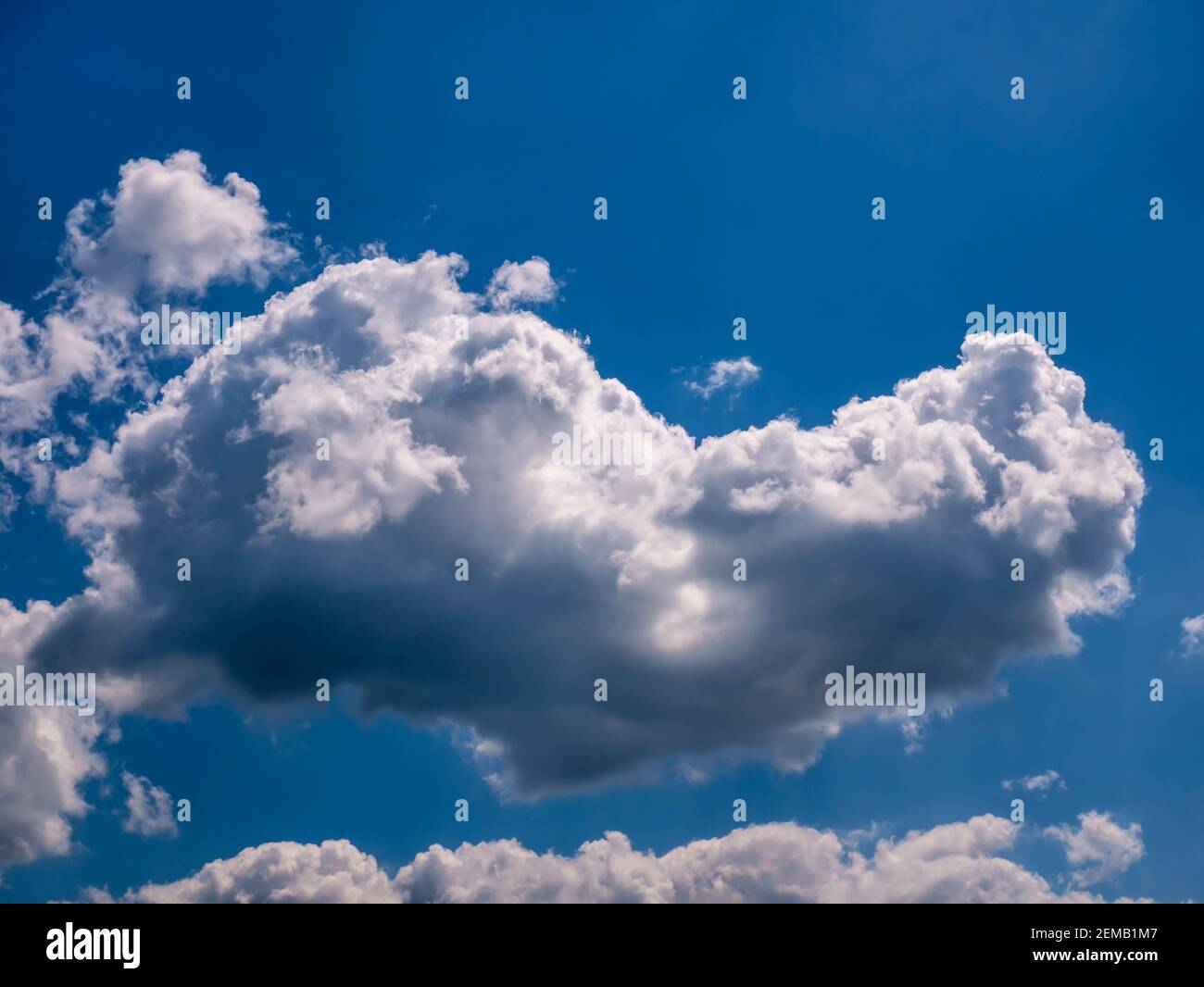 Vero cuore soffuso a forma di nuvola su un cielo blu scuro. Foto Stock