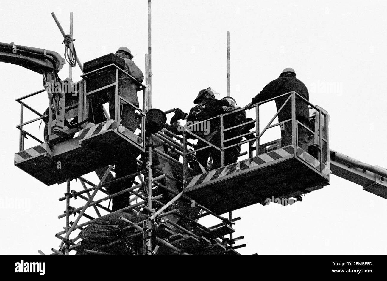 I bailiffs nei pickers della ciliegia tentano di sfrappare i manifestanti da una grande torre costruita di impalcatura sopra una casa in Claremont Road, Londra orientale. La torre, alta oltre 100 metri, faceva parte del blocco per protestare contro la costruzione della M11 link Road, e i manifestanti rimasero nella torre per 5 giorni nel novembre 1994 Foto Stock