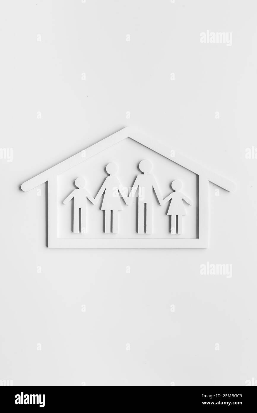 Figura di famiglia in legno in casa. Concetto di soggiorno a casa Foto Stock