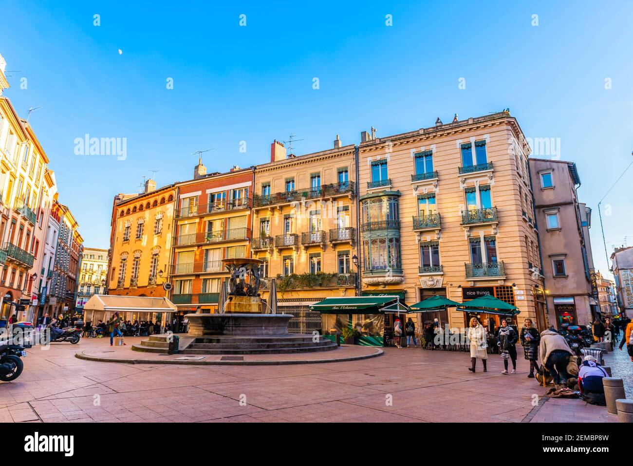 Fontana ed edifici Place de la Trinite a Tolosa in Occitania, Francia Foto Stock