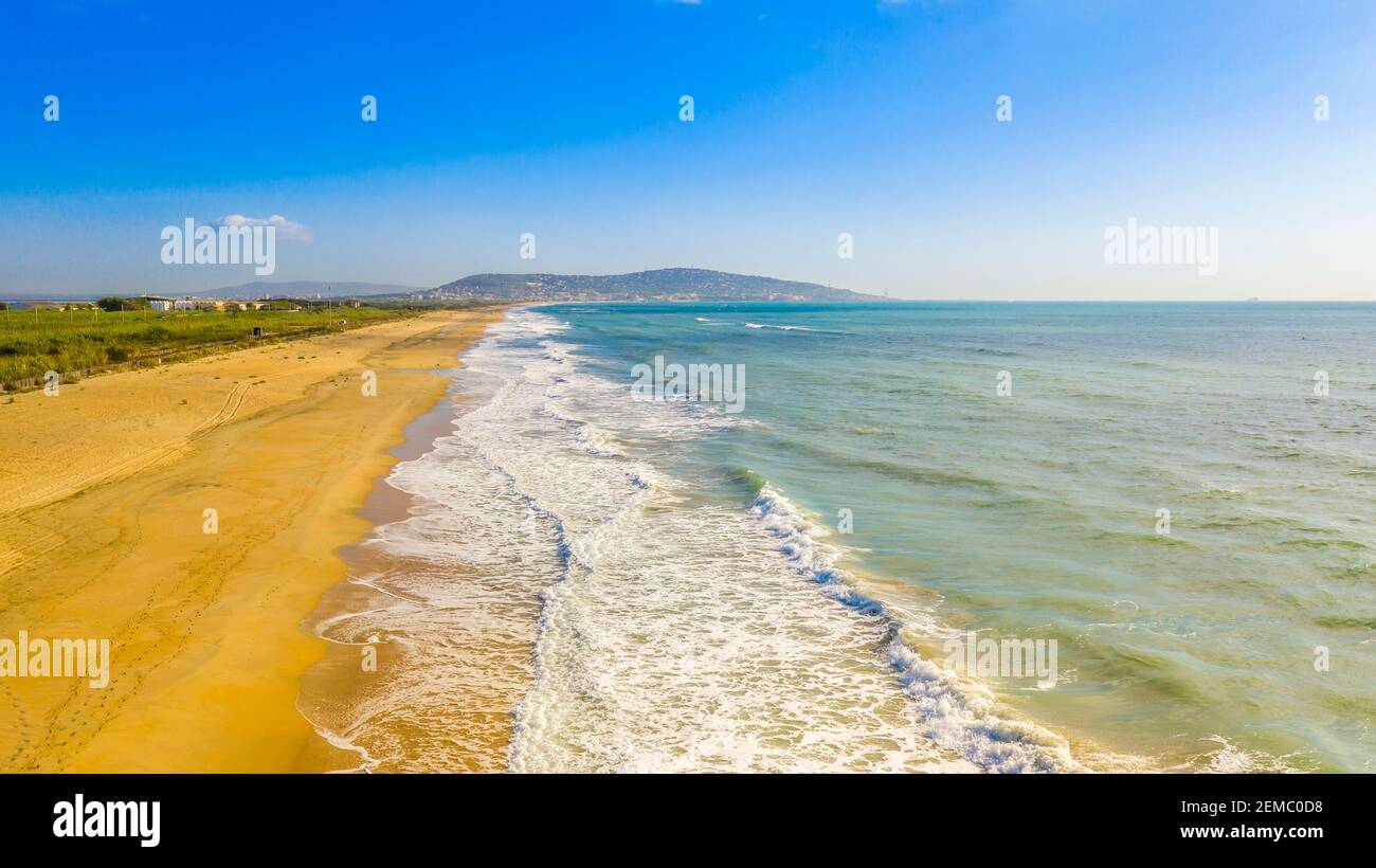 Vista aerea di una spiaggia mediterranea a Occitanie, Francia Foto Stock