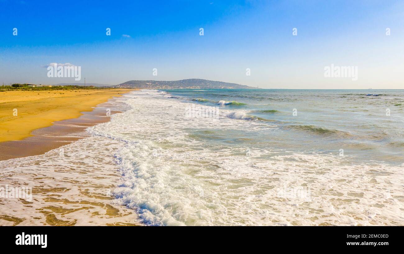 Vista aerea di una spiaggia mediterranea a Occitanie, Francia Foto Stock