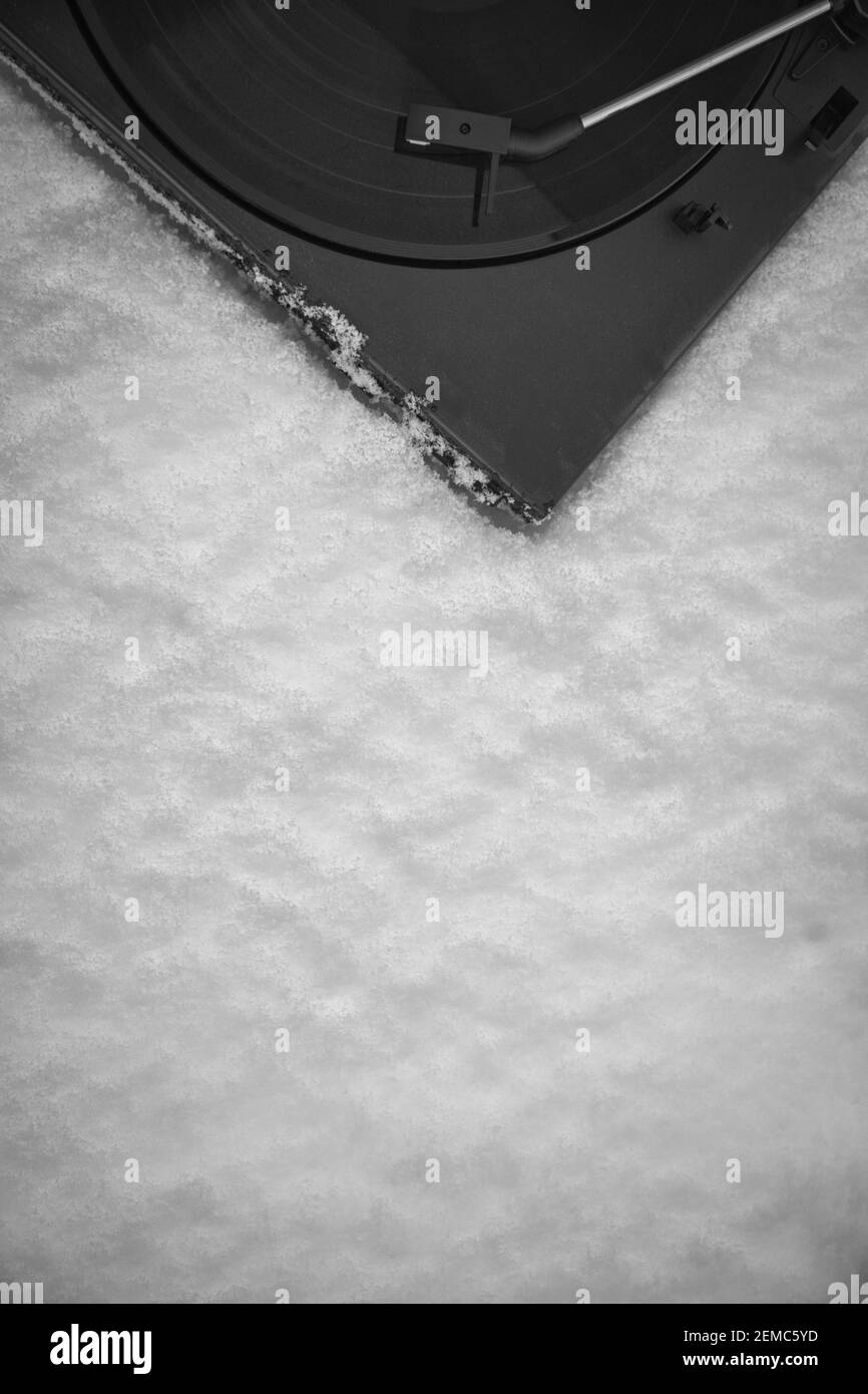 Direttamente sopra di ago su vinile 33 giri/min su disco vintage giocatore nella neve. Concetto, retrò, diverso, strano, nostalgia, un tempo Foto Stock