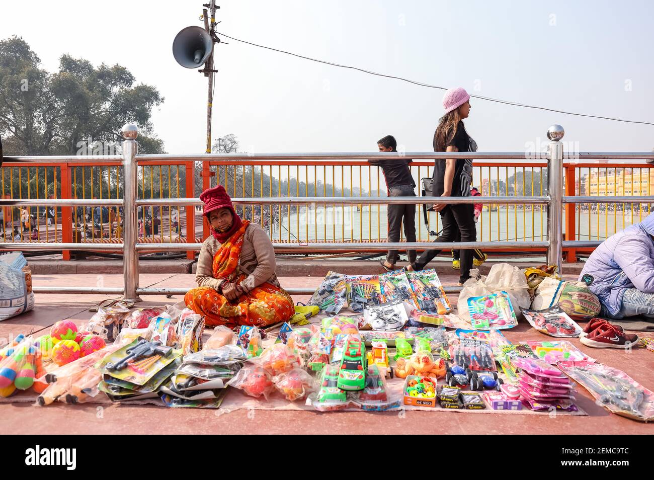 Haridwar, Uttarakhand, India - Febbraio 2021 : una vista di strada o mercato locale nella città di Haridwar vicino Har ki Pauri ghat kumbh mela. Foto Stock