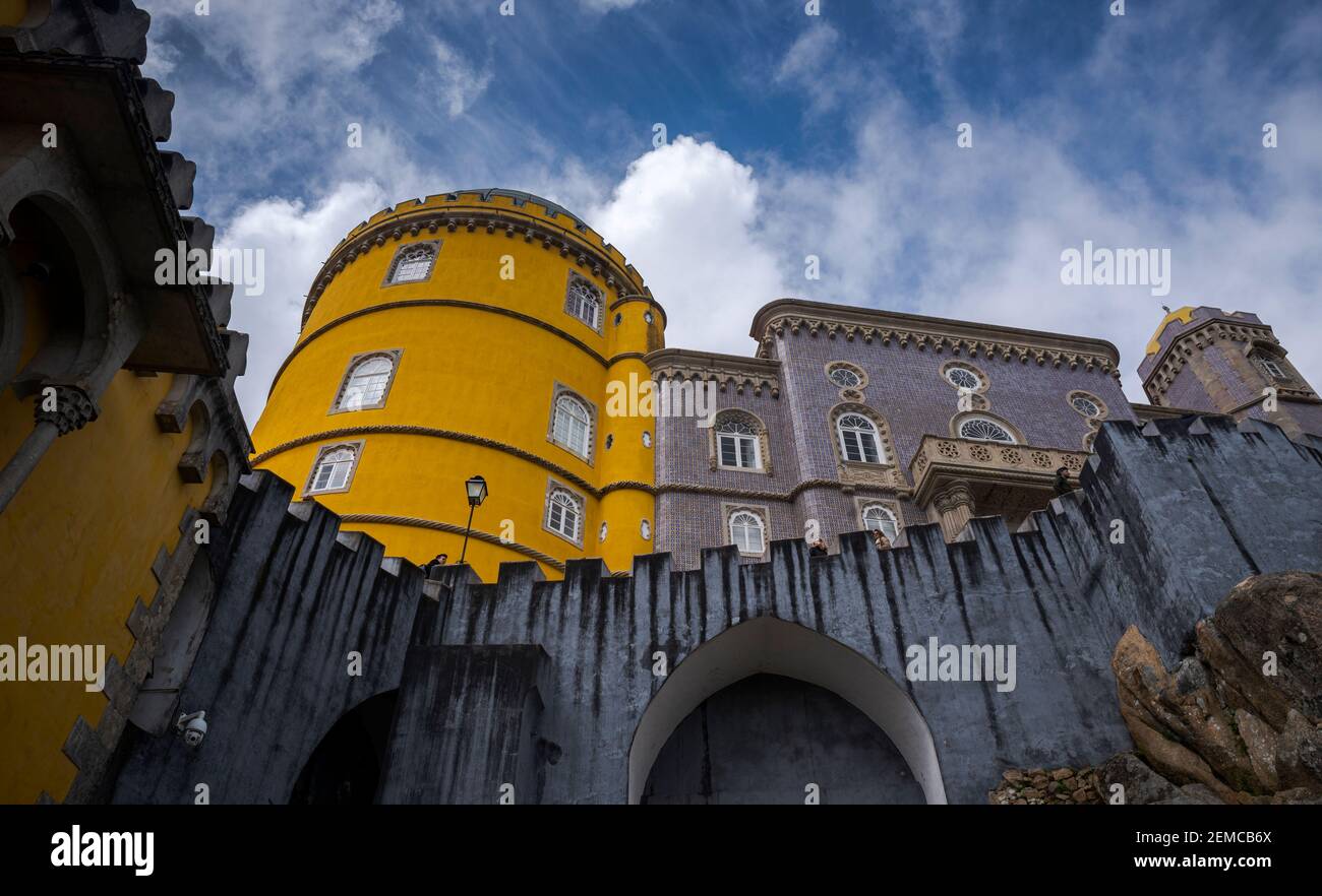 SINTRA, PORTOGALLO - 19 APRILE 2019: Vista del Palazzo pena, un castello romanticista nel comune di Sintra Foto Stock