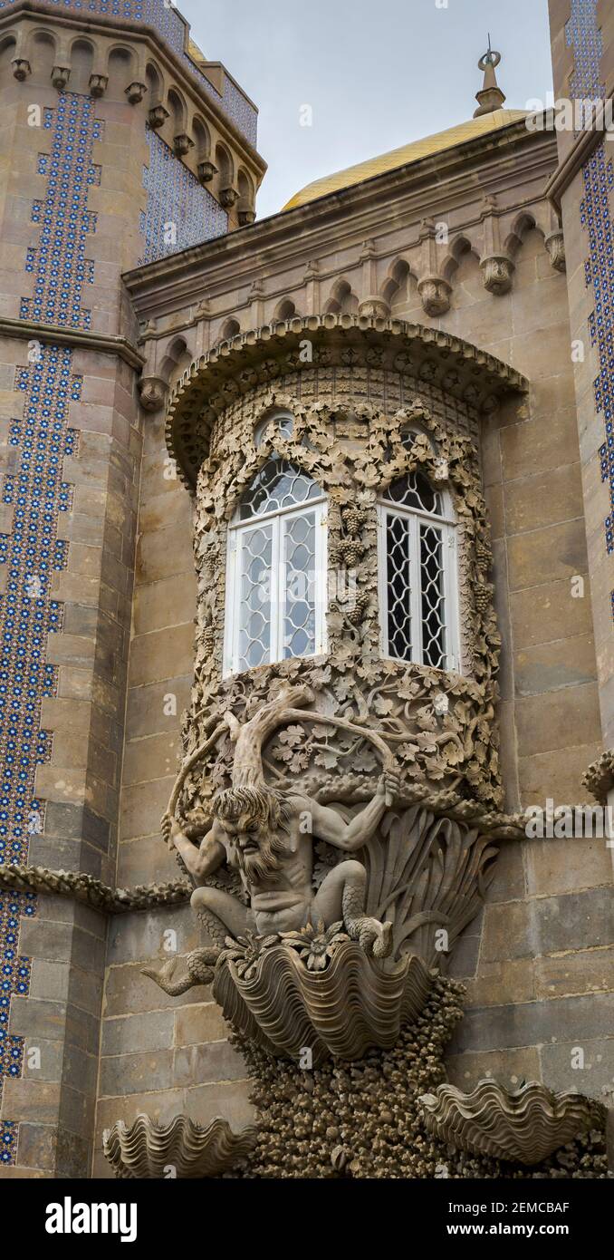 Particolare di una finestra ornata nel Palazzo pena, Sintra, Portogallo Foto Stock