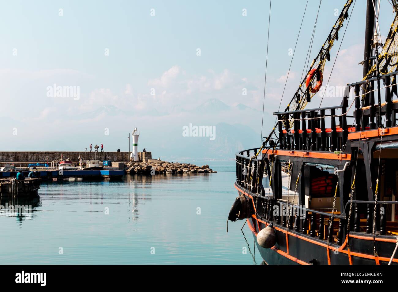 Antalya, Turchia - 22 febbraio 2019: Vecchio yacht al molo vicino al faro nel porto di Antalya. Foto Stock