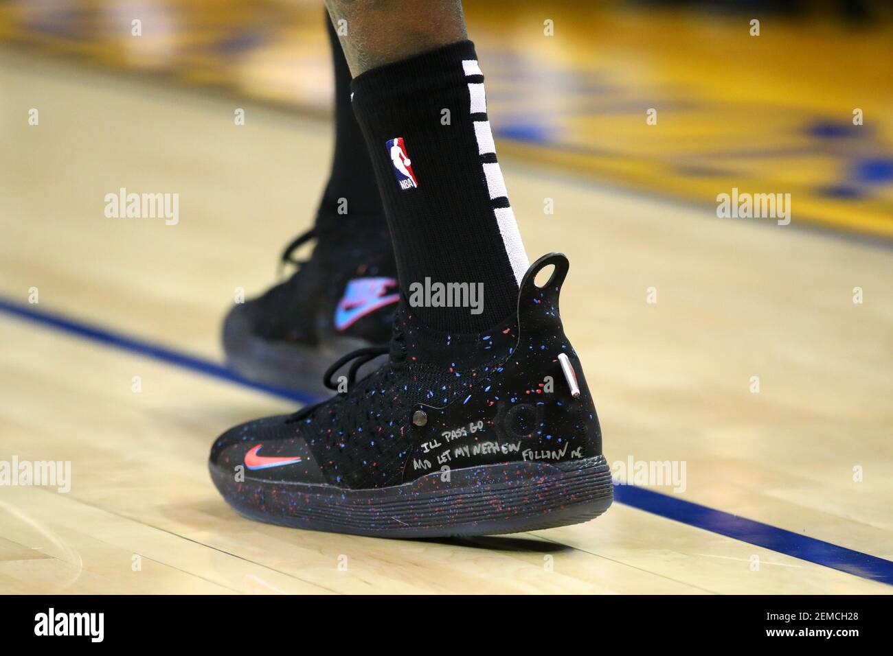6 febbraio 2019; Oakland, CA, USA; Una foto dettagliata delle scarpe di  Kevin Durant (35) dei Golden state Warriors prima dell'inizio del gioco  contro i San Antonio Spurs all'Oracle Arena. Credito obbligatorio: