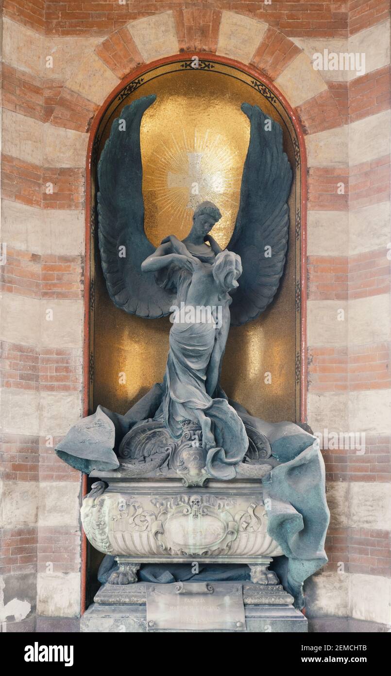 La figura femminile abbraccia un angelo con ali allungate, monumento in bronzo al Cimitero Monumentale di Milano. Foto Stock