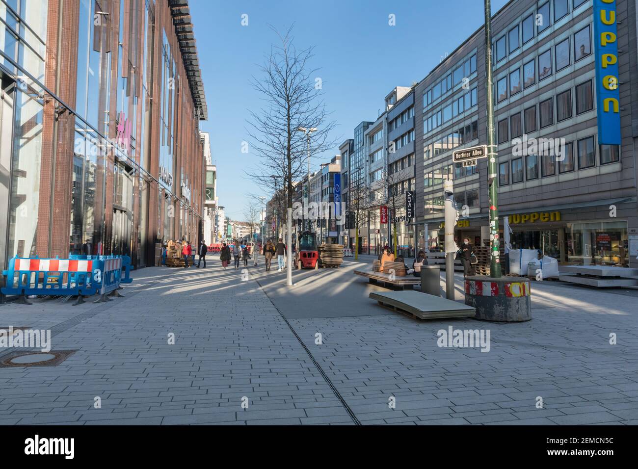 Via dello shopping vuota Berliner Allee nel centro di Düsseldorf, Dusseldorf, Germania Foto Stock