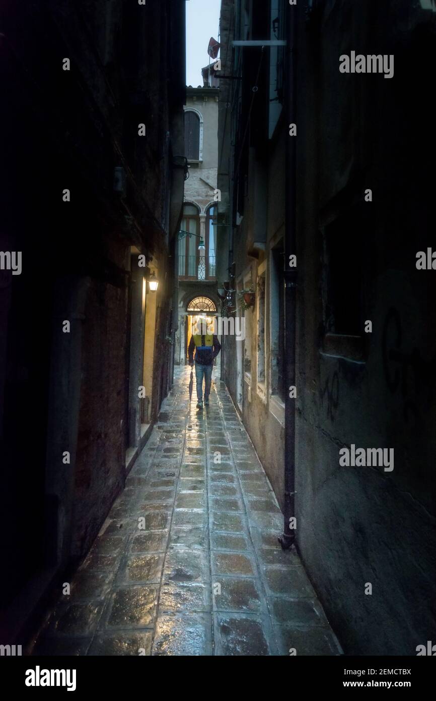 Venezia, Italia - OTT 01, 2018: Stradine strette di Venezia durante una notte misteriosa Foto Stock